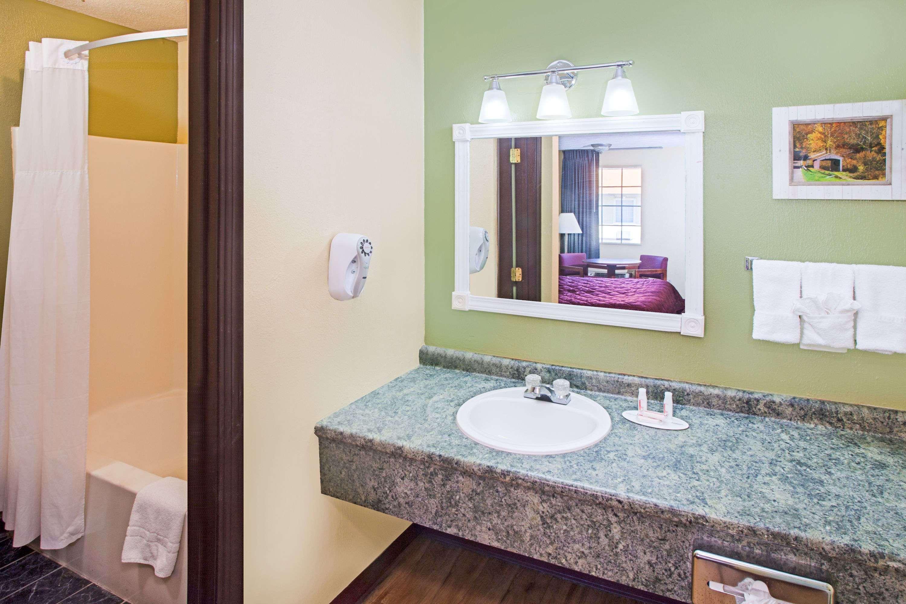 Days Inn & Suites By Wyndham Terre Haute Exterior foto