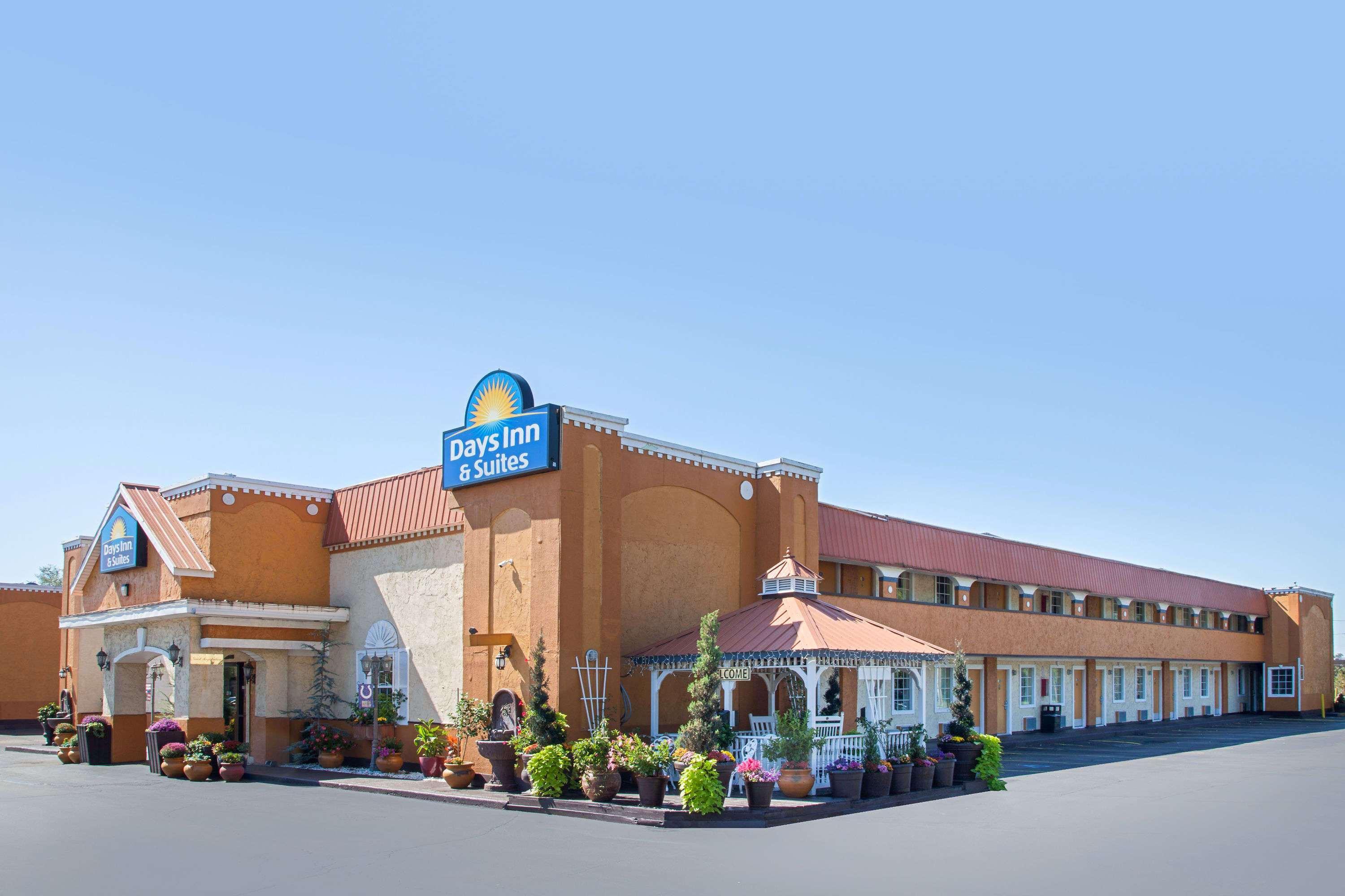 Days Inn & Suites By Wyndham Terre Haute Exterior foto
