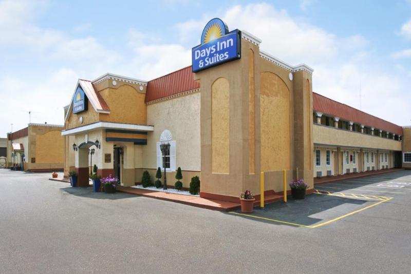 Days Inn & Suites By Wyndham Terre Haute Exterior foto